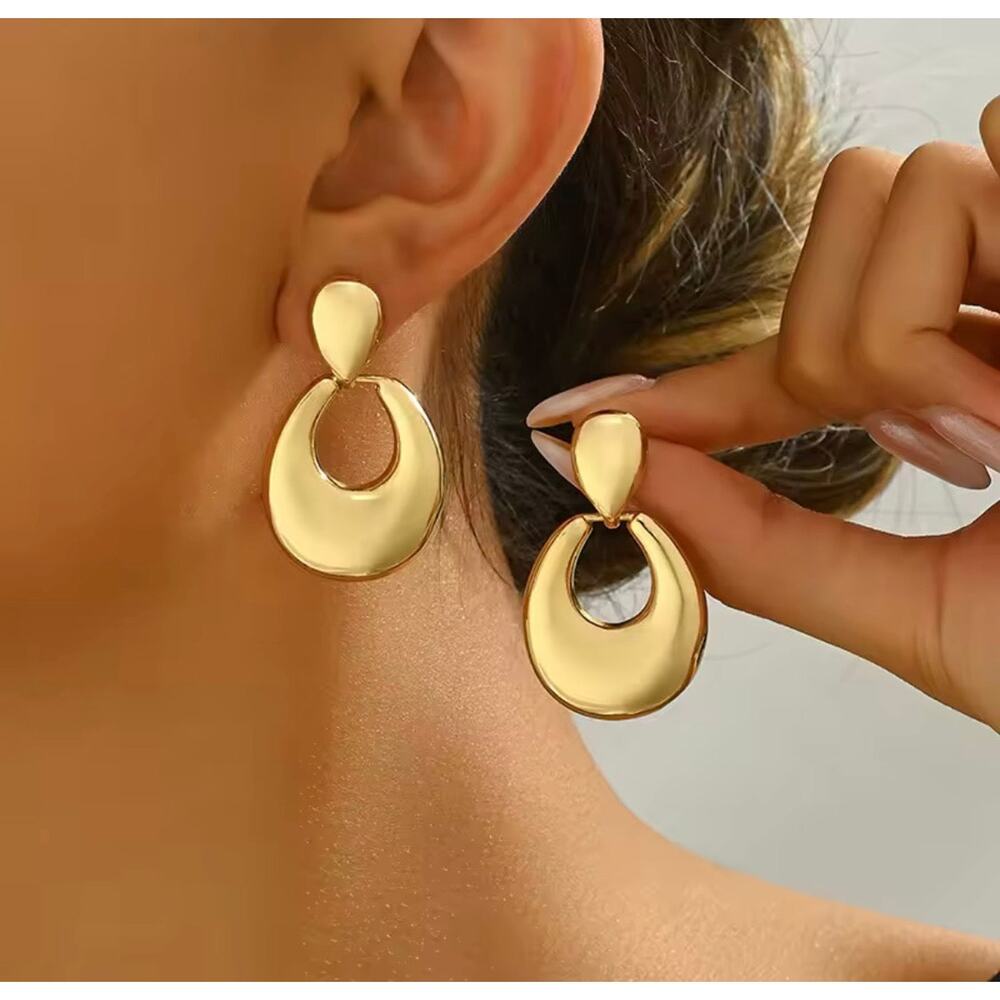 Clip on 1 3/4" shiny gold oval dangle graduated hoop